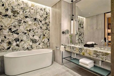 Világos zöld márvány fürdőszoba